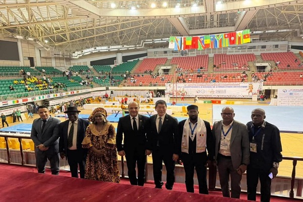 إيهاب أمين يستقبل رئيس الاتحاد الدولي في الكاميرون خلال البطولة الأفريقية للجمباز 